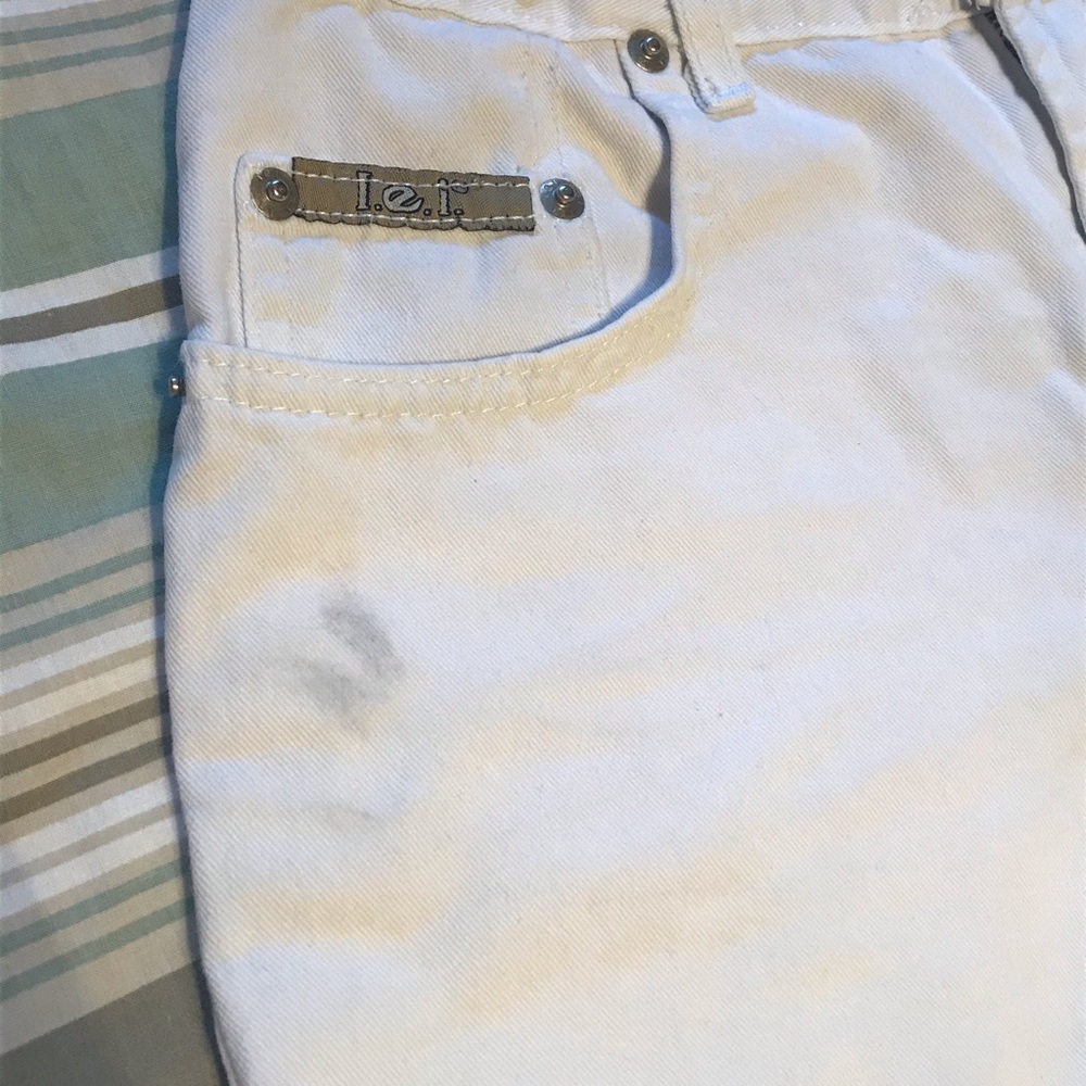 White shorts - Picture 4 of 4